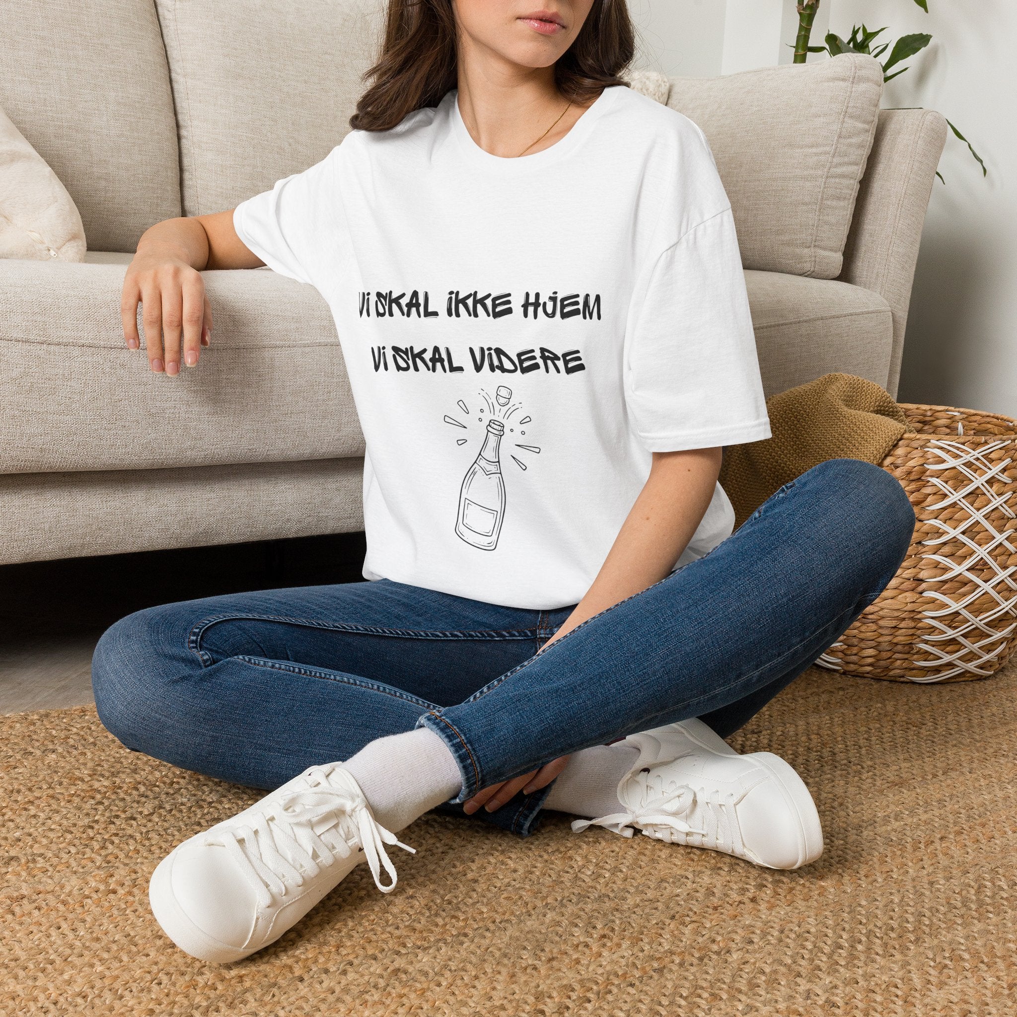 T-Shirt — «Vi skal ikke hjem, vi skal videre» Norwegian Graphic Tee