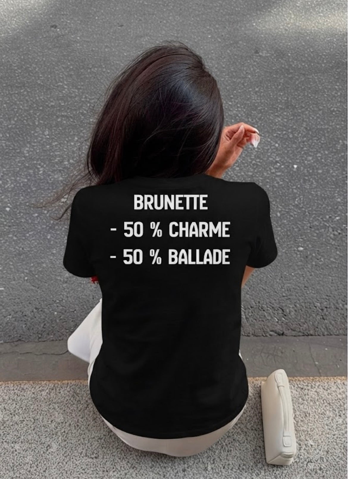 Brunette 50 % charme 50 % ballade tee