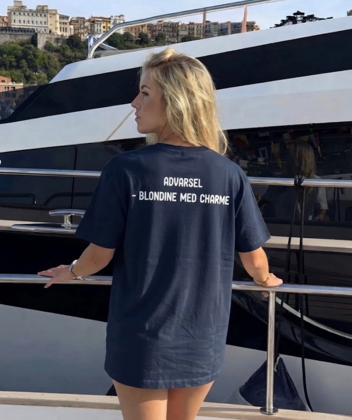 Advarsel: Blondine med charme  tee
