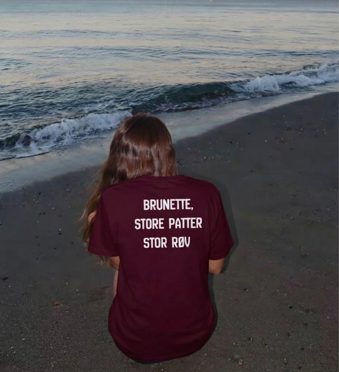 Brunette store patter stor røv tee