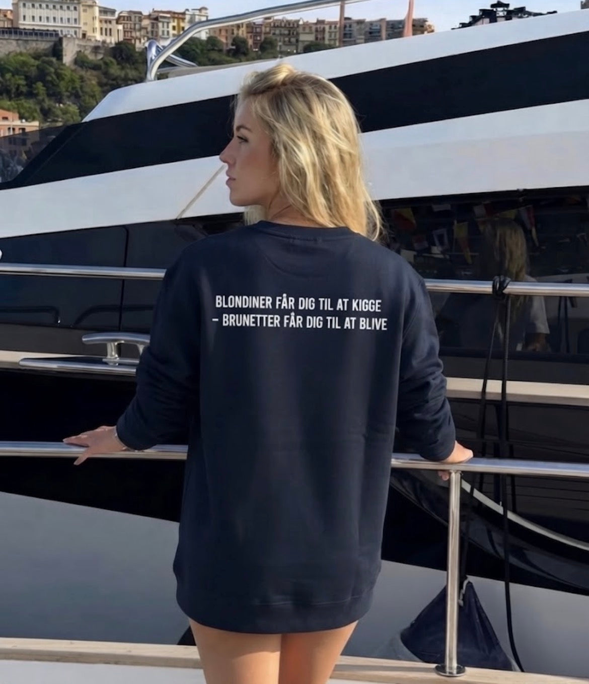 Blondiner får dig til at kigge – brunetter får dig til at blive  Sweatshirt