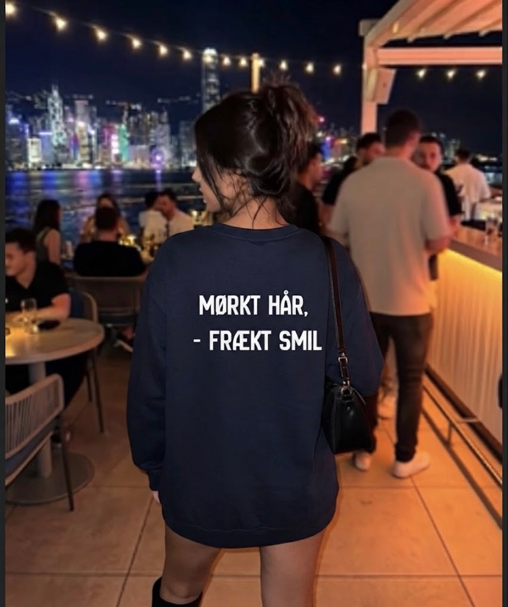 Mørkt hår, frækt smil  Sweatshirt