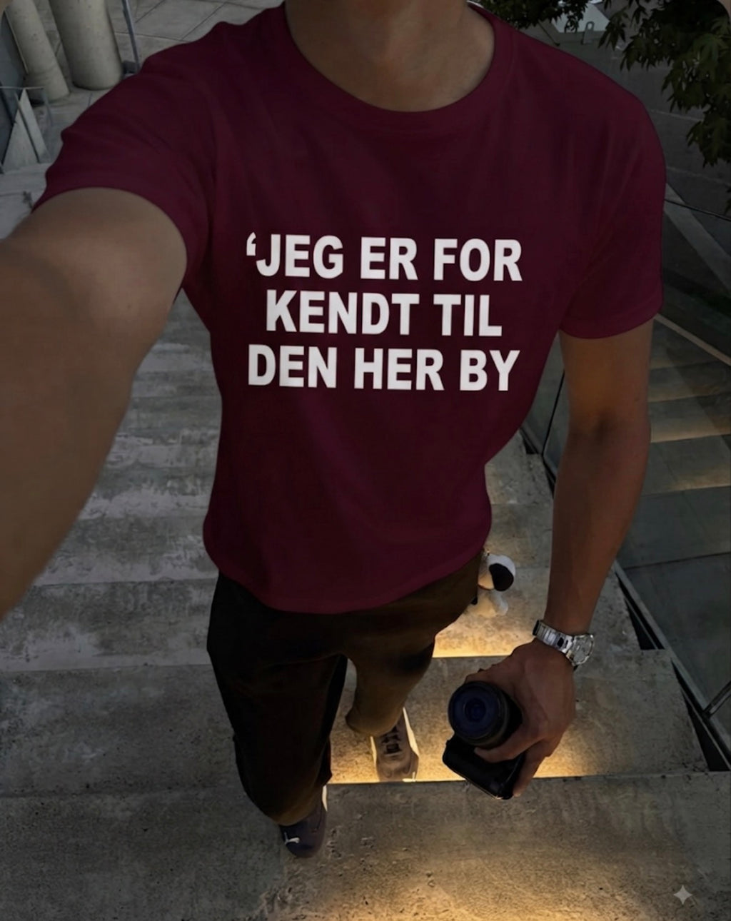 Jeg er for kendt til den her by  tee