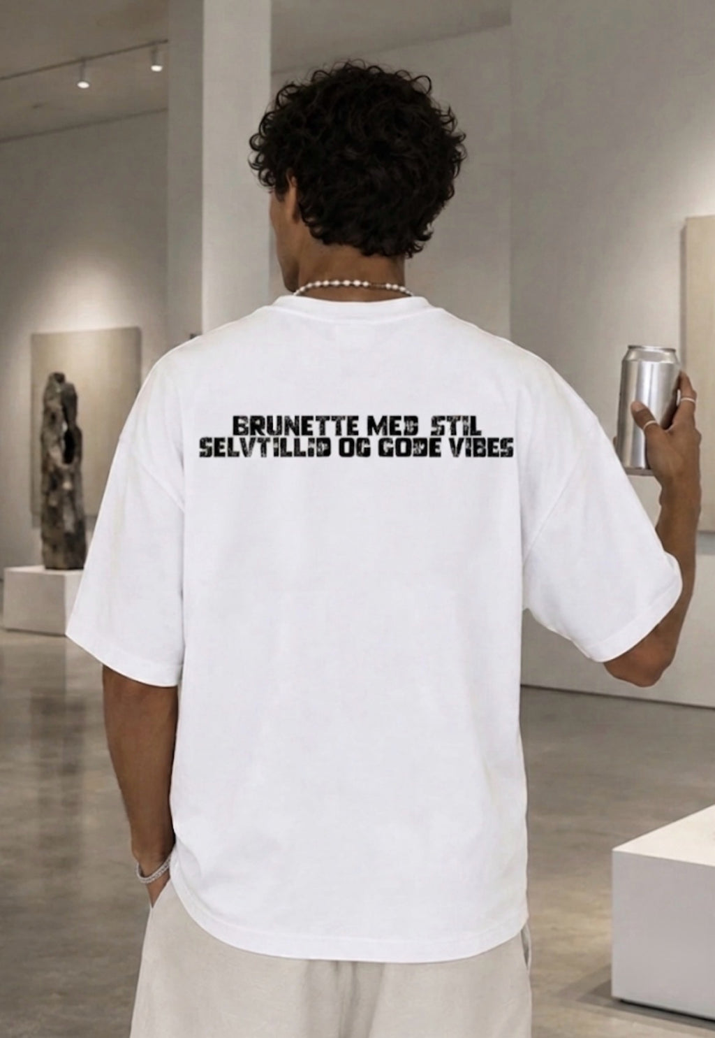 Brunette med stil, selvtillid og gode vibes tee