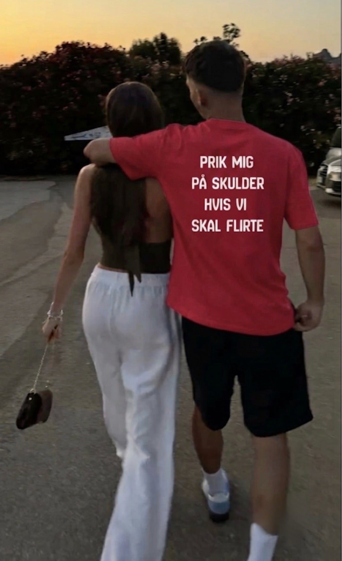 Prik mig på skulder hvis vi skal flirte  tee