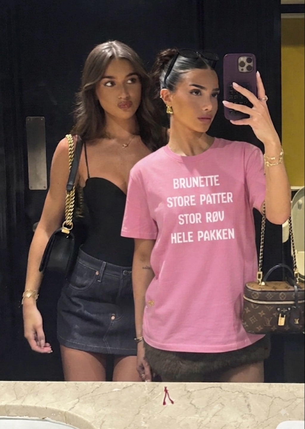Brunette store patter stor røv hele pakken tee