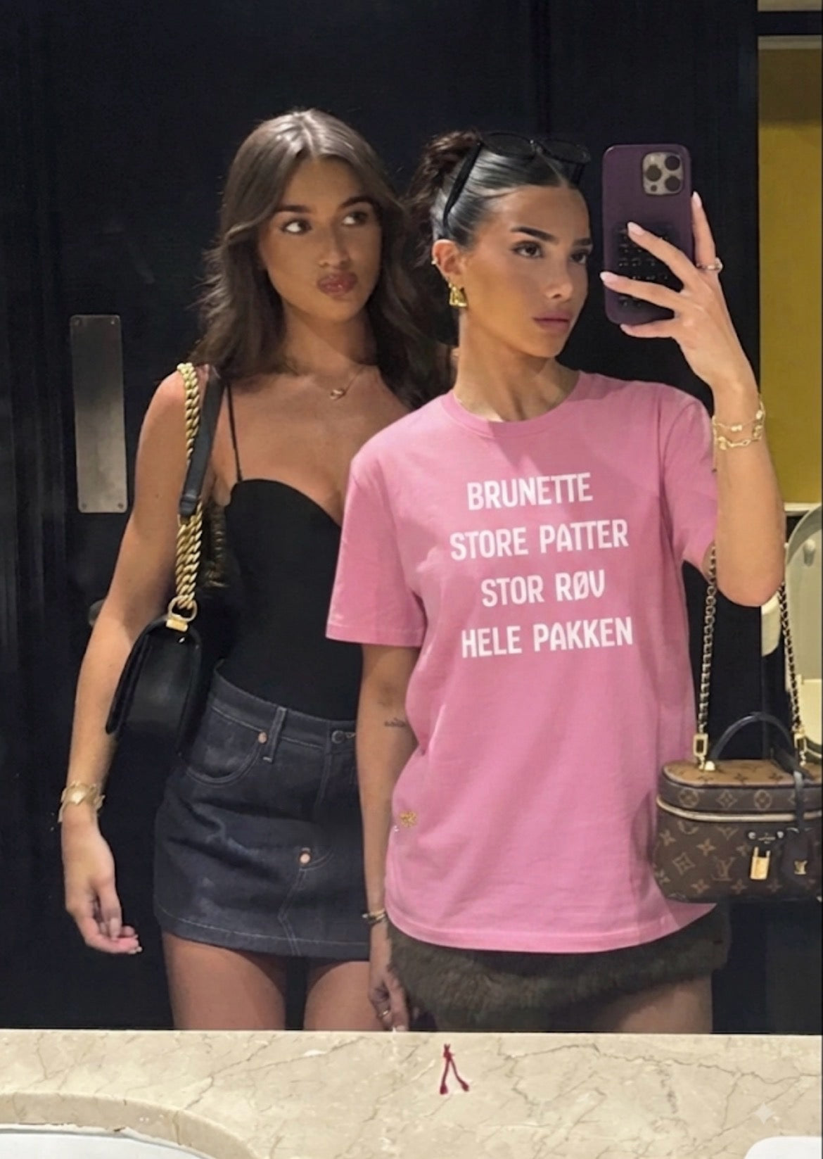 Brunette store patter stor røv hele pakken tee